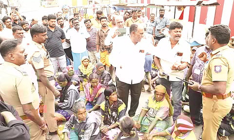 திருப்பூர் பூ மார்க்கெட் முன்பு தூய்மைப்பணியாளர்கள் சாலை மறியல்