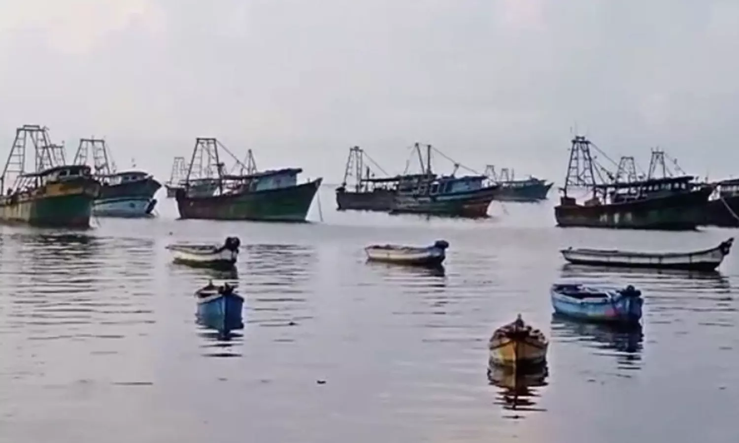 காற்றழுத்த தாழ்வு மண்டலம் உருவானதால் புதுக்கோட்டை மீனவர்கள் கடலுக்கு செல்ல தடை