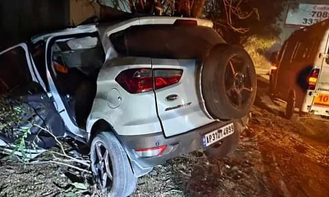 தெலுங்கானாவில் கார் விபத்தில் 4 கல்லூரி மாணவர்கள் பலி