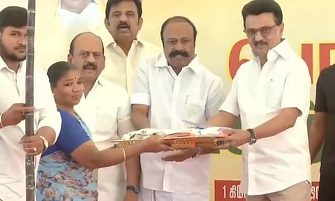 பொங்கல் பரிசு தொகுப்பு வழங்கும் பணி - முதலமைச்சர் மு.க.ஸ்டாலின் தொடங்கி வைத்தார்