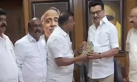 தி.மு.க.-வில் இணைந்த ஓ.பன்னீர்செல்வம் ஆதரவாளர்கள்