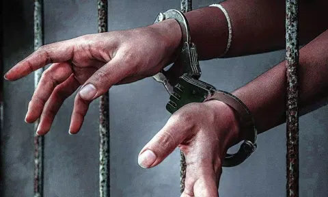 'ஜனநாயகன்' பட பேனர் விழுந்து முதியவர் படுகாயம்.. விஜய் ரசிகர் மன்ற தலைவர் உள்பட 3 பேர் கைது