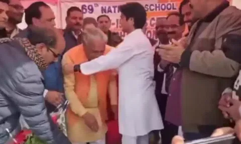 மத்திய அமைச்சரின் 31 வயது மகன் காலில் விழுந்த 73 வயது பா.ஜ.க எம்.எல்.ஏ - வீடியோ வைரல்