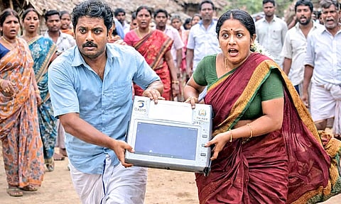 பொங்கல் பரிசு தொகுப்பில் பஞ்சாயத்து... ரேஷன் கடை கைரேகை எந்திரத்தை தூக்கி சென்ற நபர்