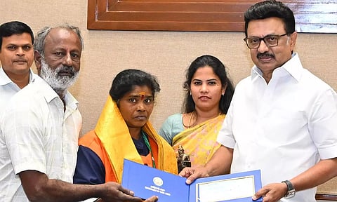 45 சவரன் நகைகள் ஒப்படைப்பு... தூய்மை பணியாளர் பத்மாவிற்கு முதலமைச்சர் மு.க.ஸ்டாலின் ரூ.1 லட்சம் பரிசு!