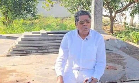 தனக்குத் தானே கல்லறை கட்டிய முதியவர் உயிரிழப்பு - விரும்பியபடி கல்லறையிலேயே நல்லடக்கம்