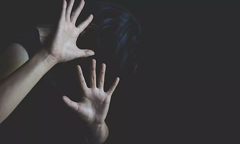 சாலையில் சென்ற 12ஆம் வகுப்பு மாணவியை கடத்தி, ஓடும் காரில் கூட்டுப் பாலியல் வன்கொடுமை செய்த இளைஞர்கள்