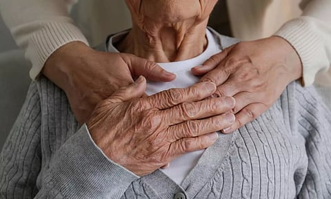 பெற்றோரை கைவிடும் அரசு ஊழியர்களுக்கு செக் வைத்த தெலங்கானா அரசு!