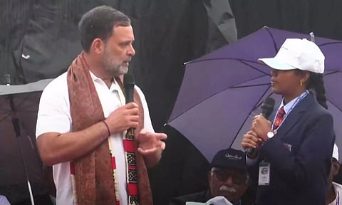 கல்வி தனியார் மயமாகக்கூடாது - கொட்டும் மழையில் பள்ளி மாணவர்களுடன் உரையாடிய ராகுல் காந்தி