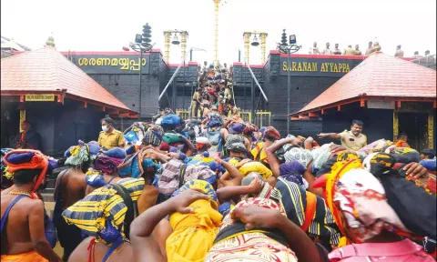 சபரிமலையில் இன்று மகர விளக்கு பூஜை - ஜோதி வடிவில் காட்சி தரும் ஐயப்பன்