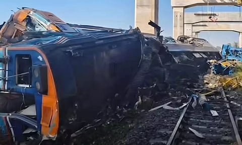 தாய்லாந்தில் ரெயில் மீது ராட்சத கிரேன் விழுந்து தடம் புரண்டு விபத்து- 22 பேர் உயிரிழப்பு