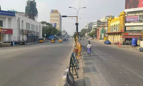 பொங்கல் பண்டிகை கொண்டாட்டம்- தொடர் விடுமுறையால் வெறிச்சோடிய சாலைகள்