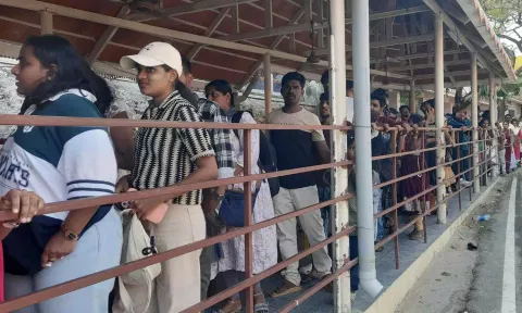 &nbsp;கன்னியாகுமரி படகுதுறையில் சுற்றுலா பயணிகள் நீண்ட வரிசையில் காத்திருந்தபோது எடுத்தபடம்.