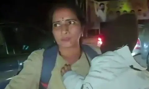 ஒரு கையில் குழந்தை, மறு கையில் கடமை : போக்குவரத்து நெரிசலை சீர்செய்த பெண் காவலருக்கு குவியும் பாராட்டு