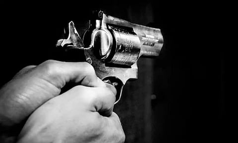 பூட்டிய வீட்டுக்குள் தலையில் குண்டு துளைத்த நிலையில் சடலமாக கிடந்த ஒரே குடும்பத்தைச் சேர்ந்த 5 பேர்