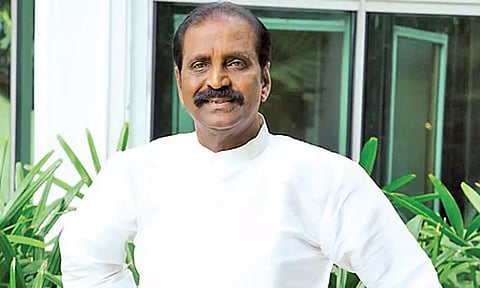 கவிஞர் வைரமுத்து மீது செருப்பு வீசப்பட்டதால் பரபரப்பு