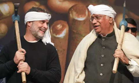 ஏழைகளின் உரிமைகளுக்காகத் தெருவில் இறங்கிப் போராடுவோம்- ராகுல் காந்தி