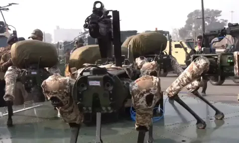 டெல்லி குடியரசு தினவிழா அணிவகுப்பு - துப்பாக்கி பொருத்தப்பட்ட 'ரோபோ' நாய்கள் படை