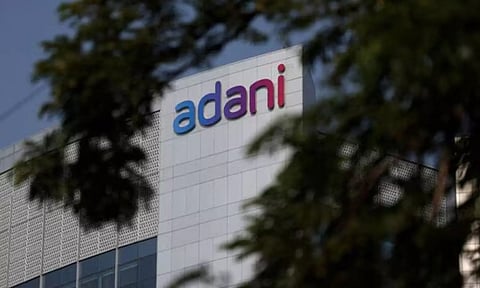 அமெரிக்க SEC-யின் அதிரடி நடவடிக்கை: அதானி நிறுவனப் பங்குகள் கடும் சரிவு!