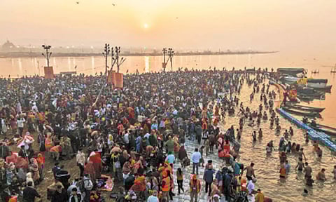 'வசந்த பஞ்சமி' தினத்தையொட்டி திரிவேணி சங்கமத்தில் 1 கோடி பக்தர்கள் புனித நீராடல்