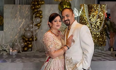 விஜய் குமார் அவரது மனைவியுடன்