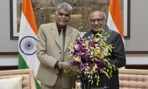 இந்தியா-அமெரிக்கா வரி விவகாரத்தில் உடனடி தீர்வு- துணை ஜனாதிபதியிடம் ஏ.இ.பி.சி., தலைவர் வலியுறுத்தல்