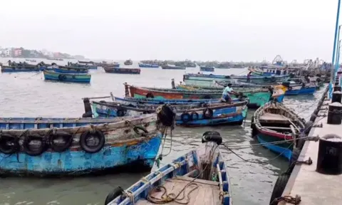 பலத்த சூறைக்காற்று - ராமேசுவரம் மீனவர்கள் மீன்பிடிக்க செல்ல தடை