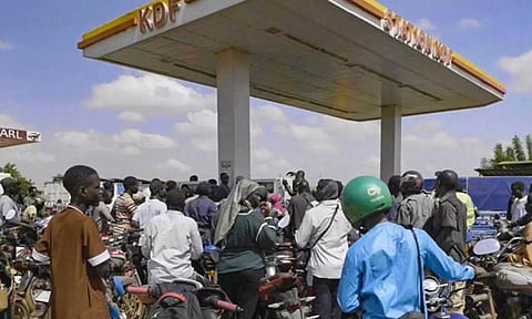 எரிபொருள் பற்றாக்குறை எதிரொலி: வாகனங்களுக்கு பெட்ரோல் நிரப்ப கட்டுப்பாடு