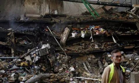 பாகிஸ்தான்: வணிக வளாக தீ விபத்தில் பலி எண்ணிக்கை 73 ஆக உயர்வு