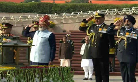 குடியரசு தின விழா: போர் வீரர்கள் நினைவிடத்தில் பிரதமர் மோடி மரியாதை