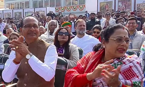 கார்கே, ராகுல் காந்திக்கு 3-வது வரிசையில் இருக்கை: அவமானப்படுத்தியதாக காங்கிரஸ் விமர்சனம்