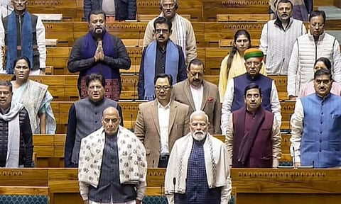 இனி 'வந்தே மாதரம்' இசைக்கும்போதும் எழுந்து நிற்க வேண்டுமா? - புதிய விதி குறித்து மத்திய அரசு விளக்கம்