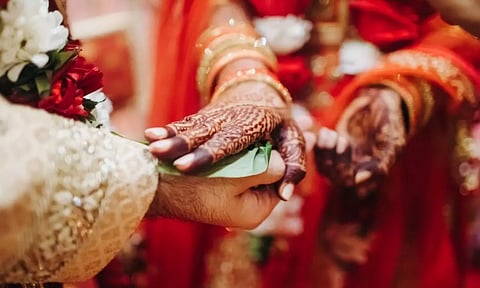 2 மனைவிகள் கணவனை சமமாக பிரித்துக் கொள்ள வினோத தீர்ப்பளித்த உ.பி. பஞ்சாயத்து