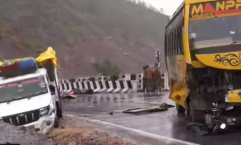 காஷ்மீரில் சாலை விபத்து - சி.ஆர்.பி.எப். வீரர் உள்பட 4 பேர் பலி