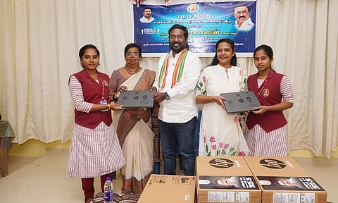 குழித்துறையில் கல்லூரி மாணவிகளுக்கு மடிக்கணினி வழங்கிய விஜய்வசந்த் எம்.பி.