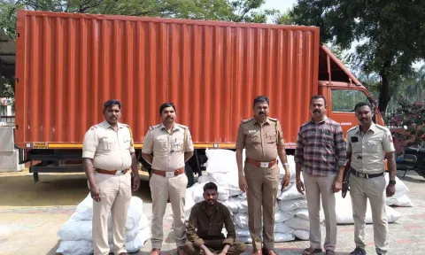 கண்டெய்னர் லாரியில் 745 கிலோ குட்கா பொருட்கள் பறிமுதல்- ரகசிய அறை வைத்து கடத்தியது அம்பலம்