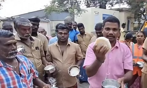 தரமற்ற உணவு தரப்பட்டுள்ளதாக புகார் கூறிய தூய்மை பணியாளர்கள்.