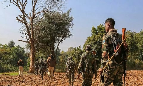 சத்தீஸ்கரில் 4 நக்சலைட்டுகள் சரண் அடைந்தனர்