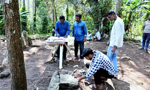 காமனூரில் மத்திய தொல்லியல் துறையினர் அகழாய்வில் ஈடுபட்டுள்ளனர்.