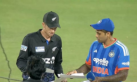 நியூசிலாந்துக்கு எதிரான கடைசி டி20 போட்டி: டாஸ் வென்ற இந்தியா பேட்டிங் தேர்வு