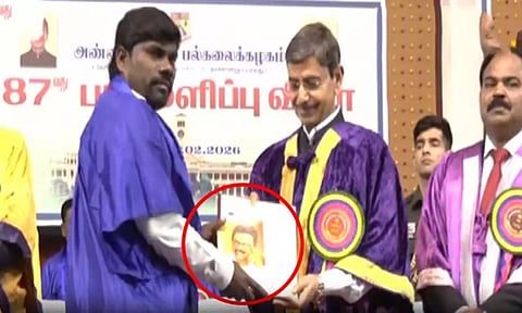 முதலமைச்சர் மு.க.ஸ்டாலின் படத்தை இணைத்து ஆளுநரிடம் பட்டம் பெற்ற மாணவர்