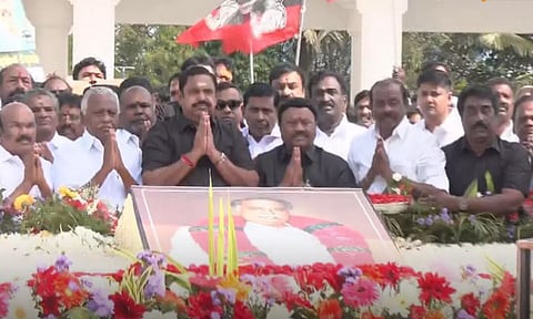 57-வது நினைவு நாள்: அண்ணா நினைவிடத்தில் எடப்பாடி பழனிசாமி மலர் தூவி மரியாதை