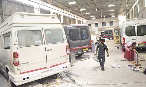 சூடுபிடிக்கும் தேர்தல் களம்: அரசியல் தலைவர்களுக்காக தயாராகும் பிரசார வாகனங்கள்