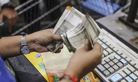 Minimum Balance: வாடிக்கையாளர்களிடம் இருந்து 3 ஆண்டுகளில் அபராதமாக ரூ.8,000 கோடி வசூலித்த வங்கிகள்!