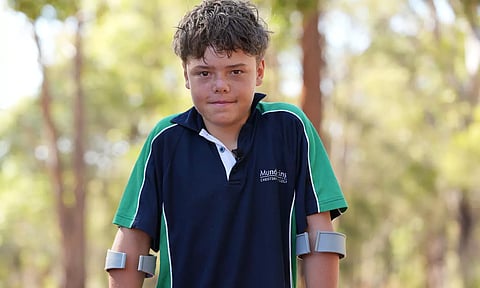 நடுக்கடலில் தத்தளித்த குடும்பம் - 4 மணி நேரம் நீந்தி காப்பாற்றிய 13 வயது சிறுவன்