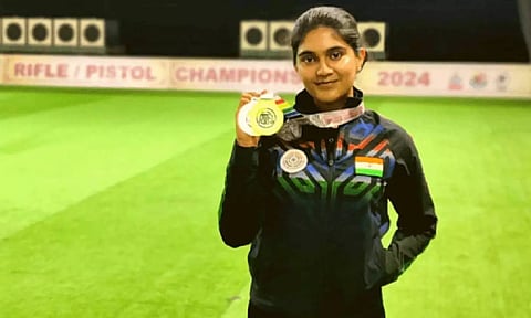 ஆசிய துப்பாக்கி சுடுதல்: தங்கம் வென்ற இந்திய வீராங்கனை இஷா சிங்