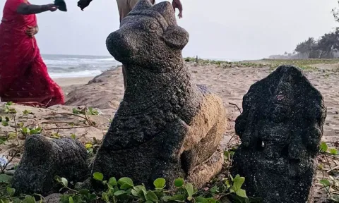 புதுச்சேரி கடற்கரையில் சாமி சிலைகள் கிடந்ததால் பரபரப்பு- போலீசார் விசாரணை