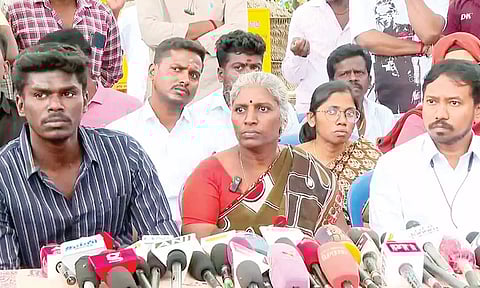 பொய் புகார் அளித்த நிகிதாவை கைது செய்ய வேண்டும்- மடப்புரம் அஜித்குமாரின் தாயார் கண்ணீர் மல்க பேட்டி