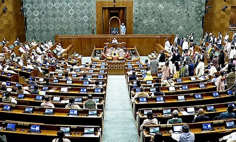 எதிர்க்கட்சியினர்  தொடர் அமளி காரணமாக மக்களவை நாள் முழுவதும் ஒத்திவைப்பு