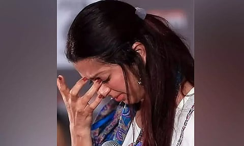 என்னால் நிம்மதியாக தூங்கமுடியவில்லை- பட விழாவில் கண்ணீர் விட்டு அழுத விஜய் பட நடிகை